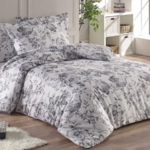 Štýlové a kvalitné obliečky na posteli v elegantnej spálni, zvyšujúce pohodlie a hygienu.