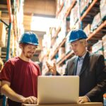 Dobre organizovaný skladový priestor s regálmi a usporiadanými balíkmi, optimalizujúci využitie miesta.