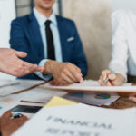 Podnikateľ pracujúci z prenajatého bytu s notebookom na stole