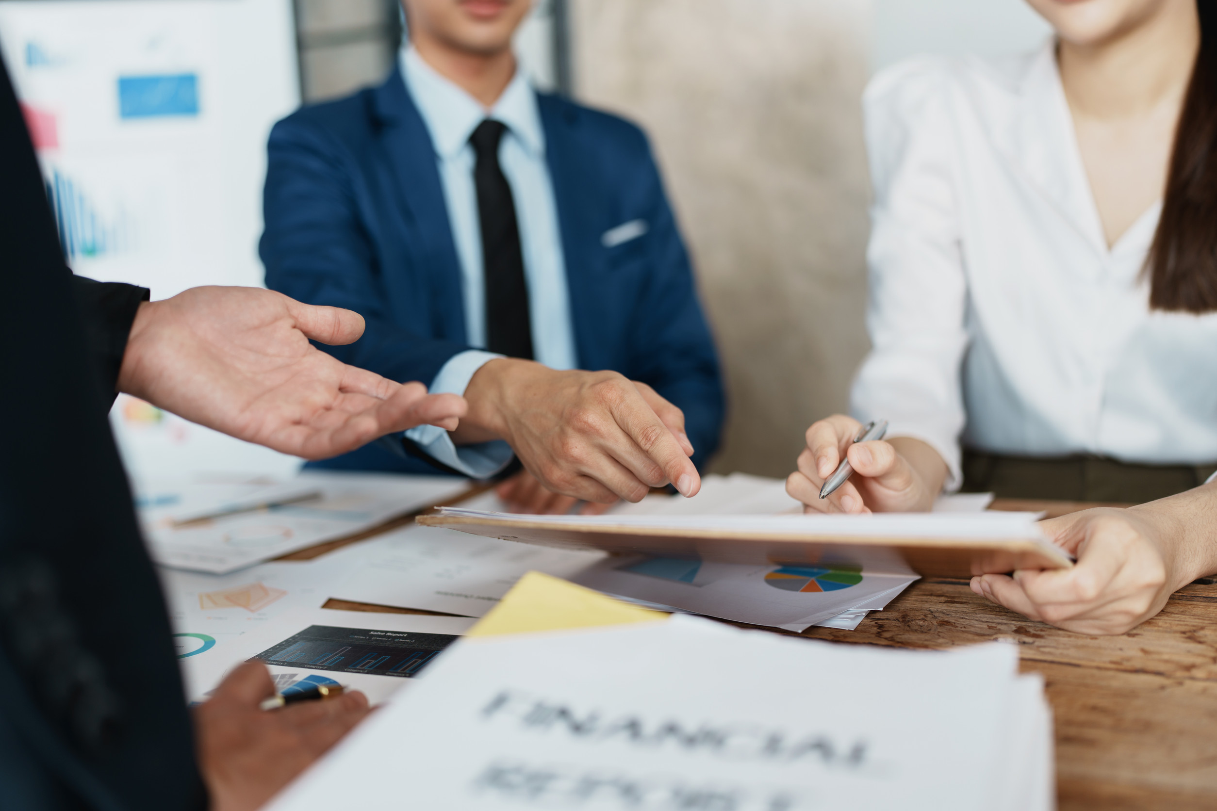 Podnikateľ pracujúci z prenajatého bytu s notebookom na stole