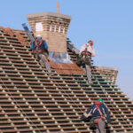 Ilustrácia kontroly strechy domu pred rekonštrukciou.