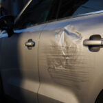 Vandalizmus na aute – poškodená karoséria s preliačinou a škrabancom