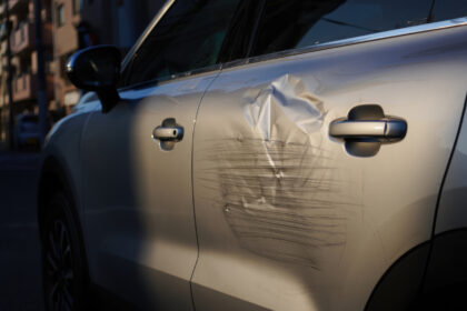 Vandalizmus na aute – poškodená karoséria s preliačinou a škrabancom