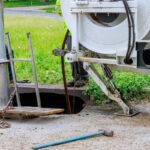 Čistenie odpadového potrubia pomocou profesionálneho náradia.