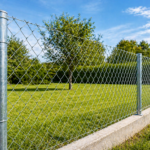 Plot z pletiva okolo pozemku.