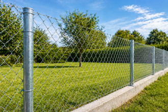 Plot z pletiva okolo pozemku.