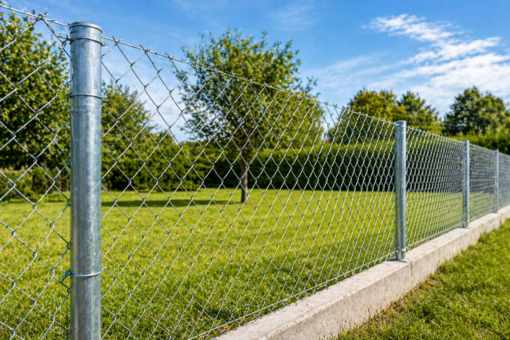 Plot z pletiva okolo pozemku.