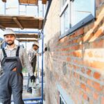 Stavební pracovníci pri rekonštrukcii interiéru.