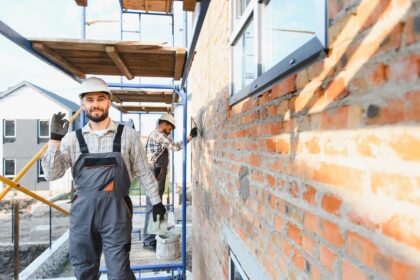 Stavební pracovníci pri rekonštrukcii interiéru.