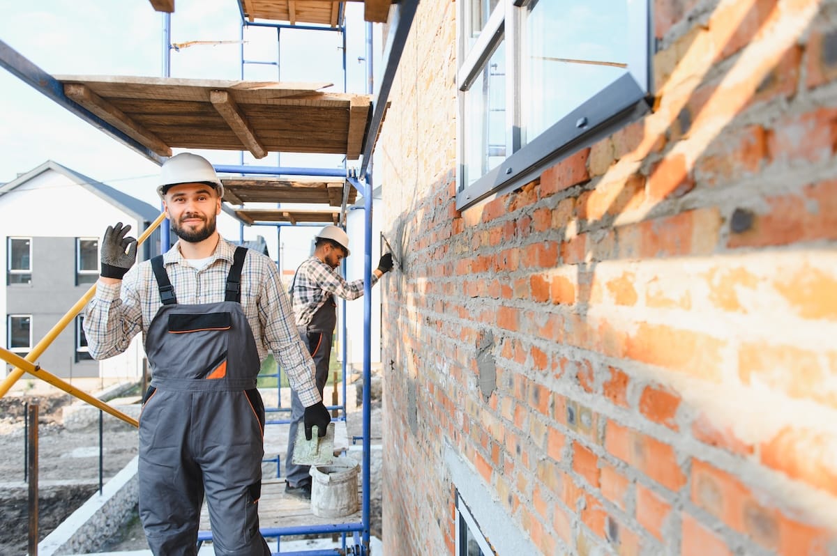 Stavební pracovníci pri rekonštrukcii interiéru.